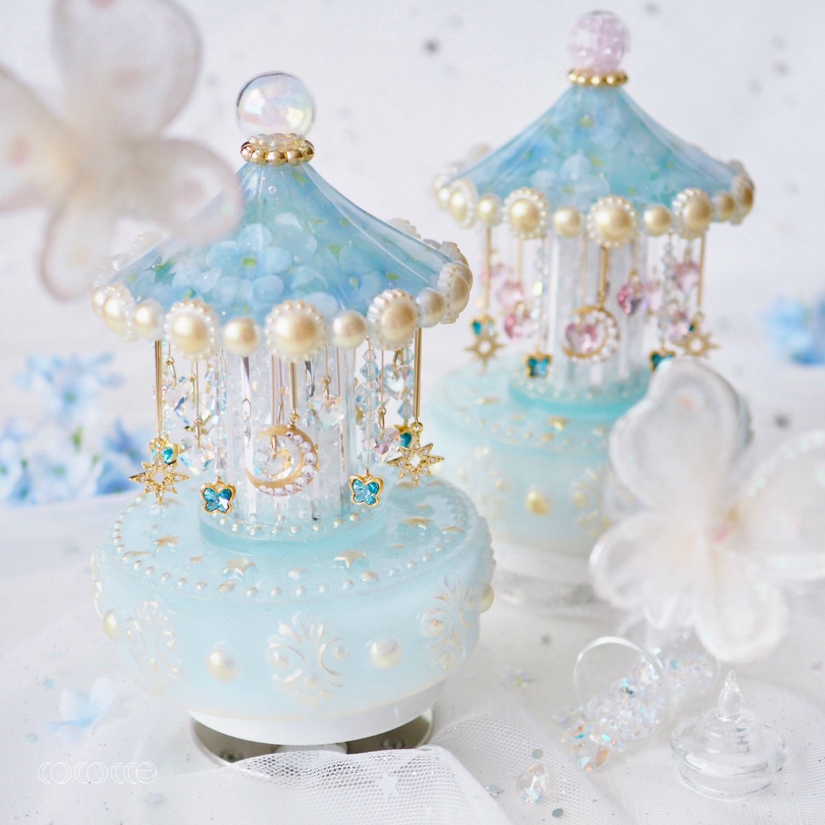 スノーボールの造花を閉じ込めたメリーゴーランドのオルゴール