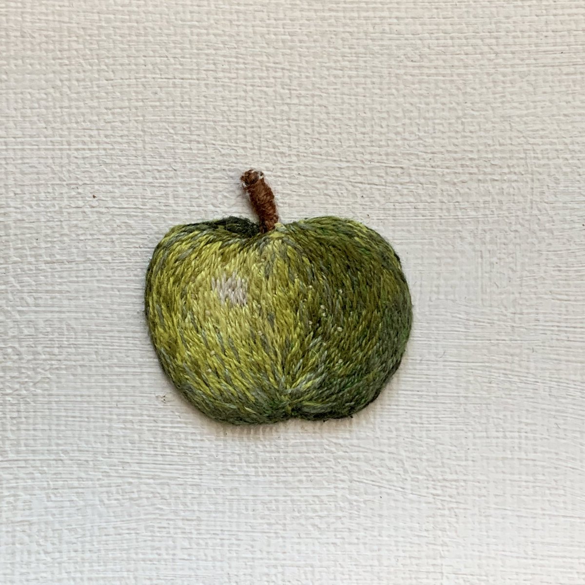 初期の作品 青リンゴ🍏 #embroidery #刺繍