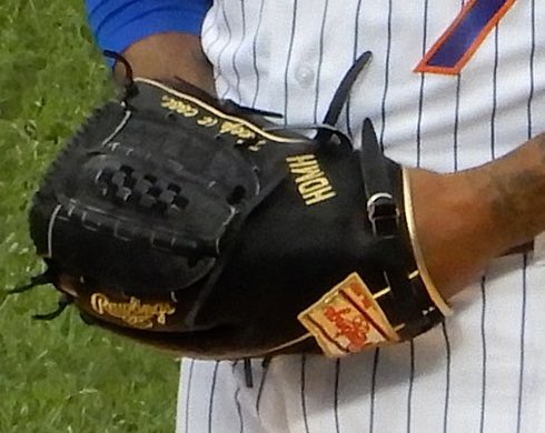 ⑥マーカス・ストローマン(@STR0 )のグラブ 彼のグローブの特徴は完全