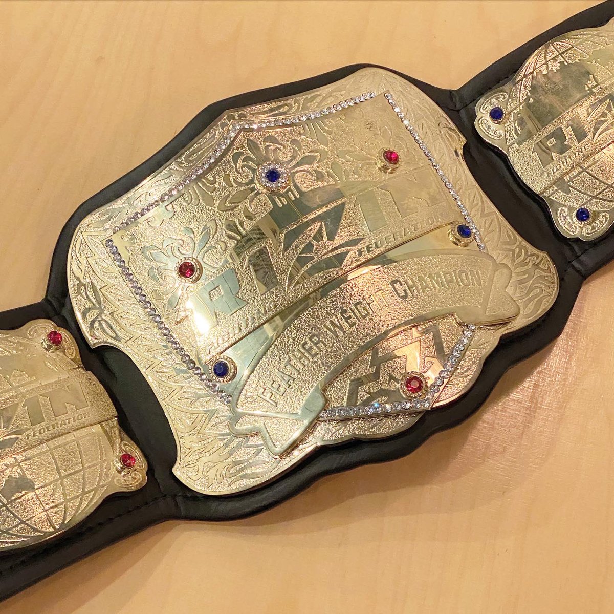 RIZINフェザー級初代チャンピオン斎藤裕がベルトを持って勝利報告にき