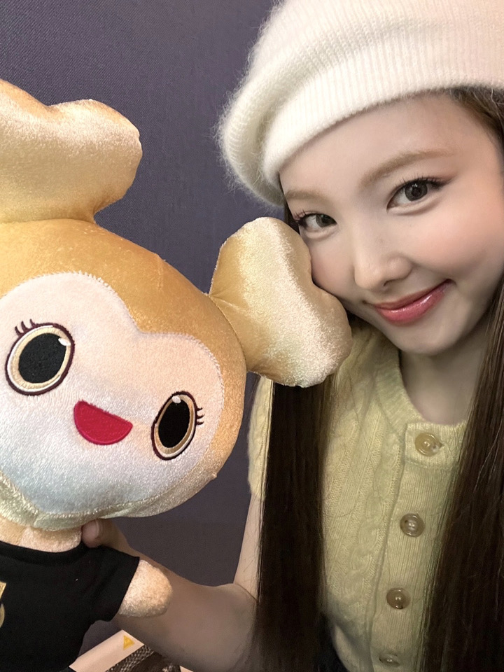 ナヨン、モモ、ダヒョンから「5周年記念ゴールドラブリー」との