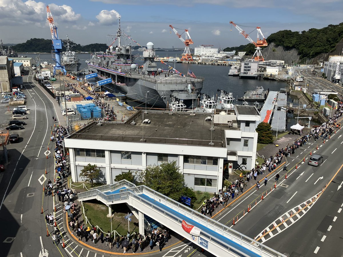 皆さま、ご来場ありがとうございます。現在、艦船見学には長蛇の列が