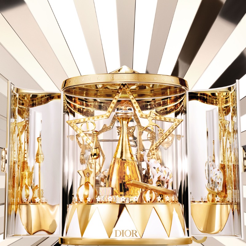 今年のホリデーを祝福し、煌びやかなゴールドの世界が美しい