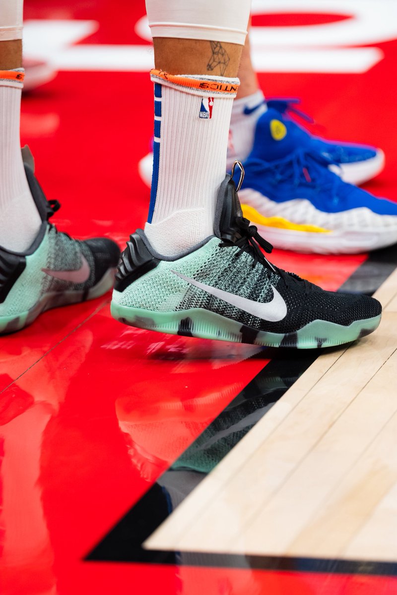 Steph Curry warms up in the “All-Star” Nike Kobe 11 🌟 The same