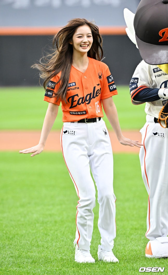 グッズ 新品未開封 ソリュン NMIXX MD ユニフォーム baseball