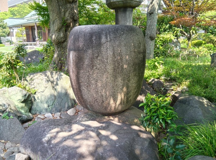 券売所横の水鉢と大正記念館南東の水鉢 どちらも摂津御影石のなつめ型