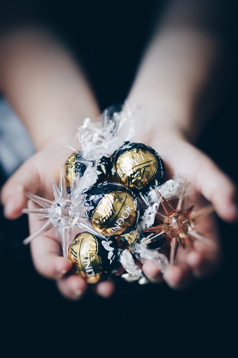 今日は、#黒の日 🖤 ＼ 9月6日（クロ）は、黒の日。 リンツの