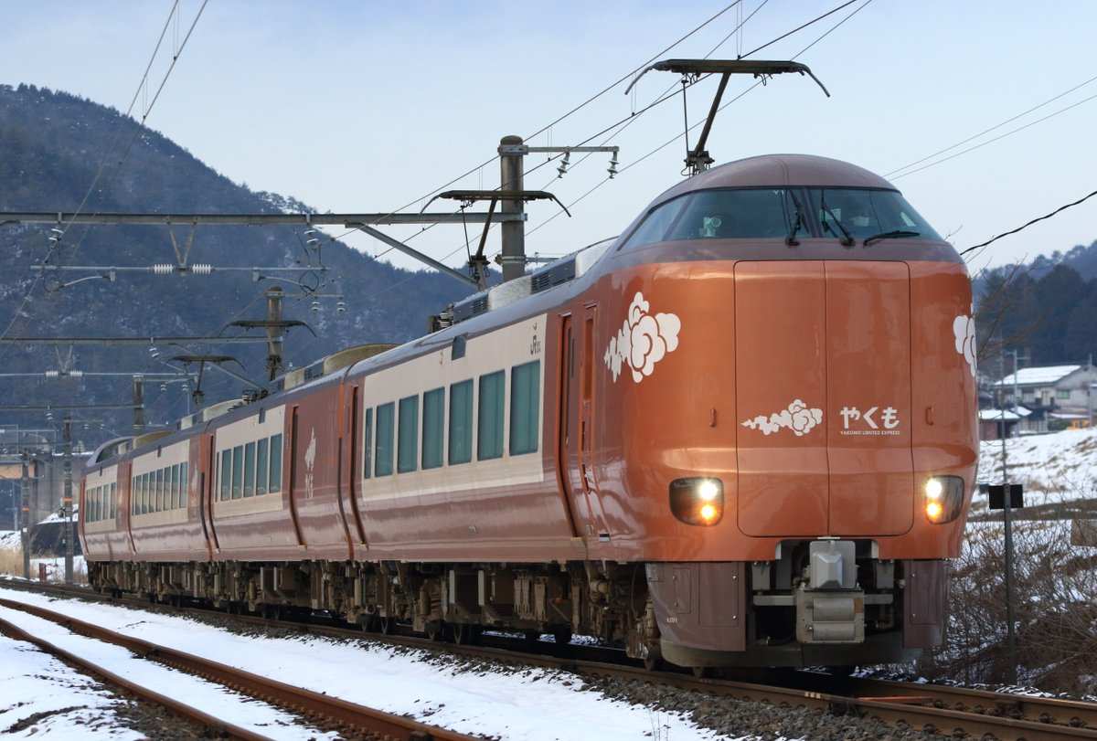 273系やくもの魅力は、前パンでしょう。 このキモさはちょっと他の特急