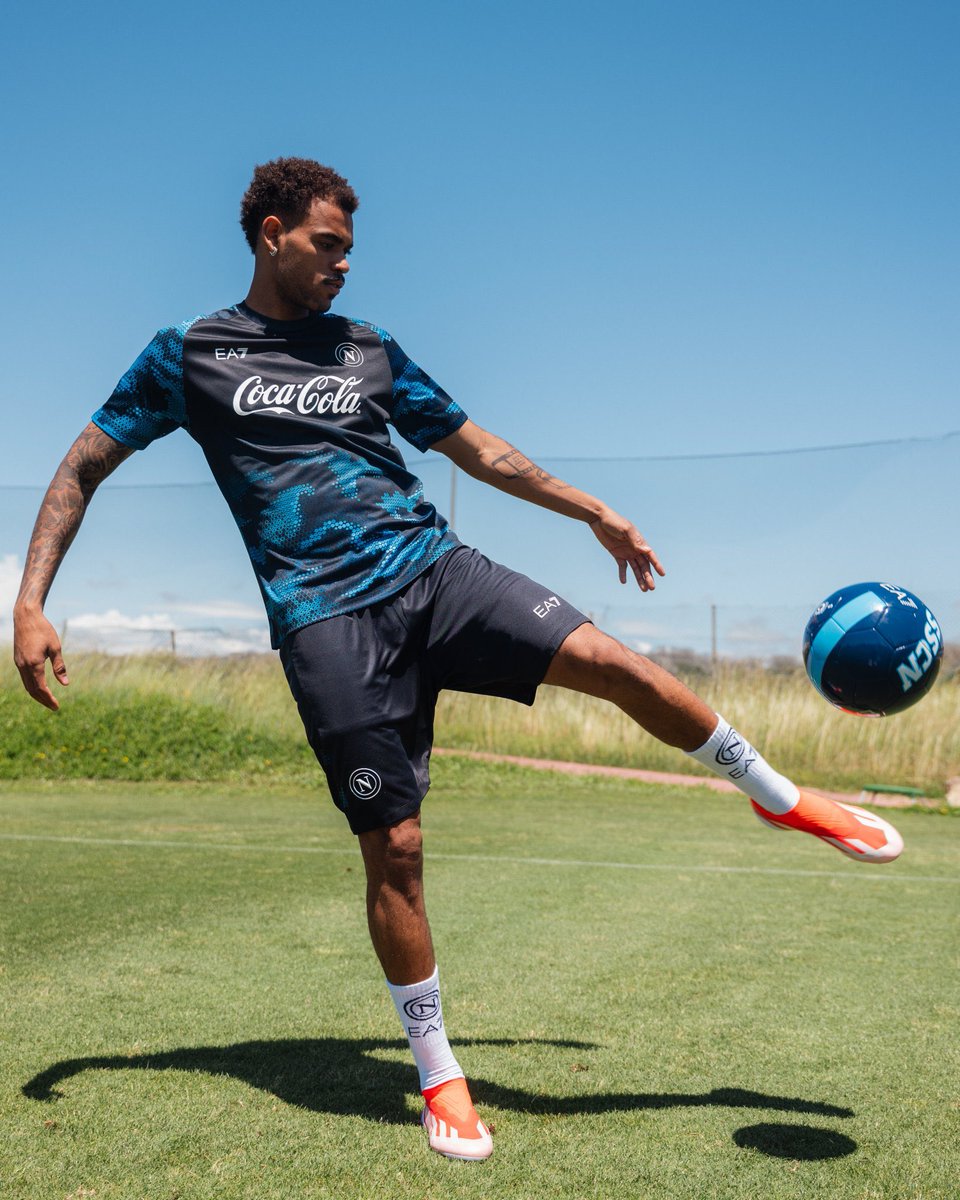 ナポリのトレーニングウェアはCoca Colaがグローバルトレーニング