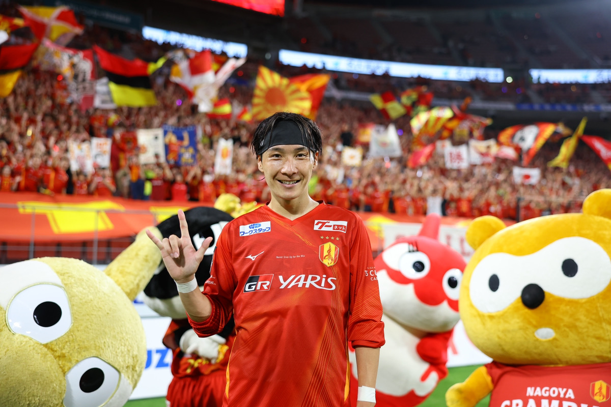 よく聞かれるんですけど、僕のヘアバンドは山岸のやつです。 山ピース