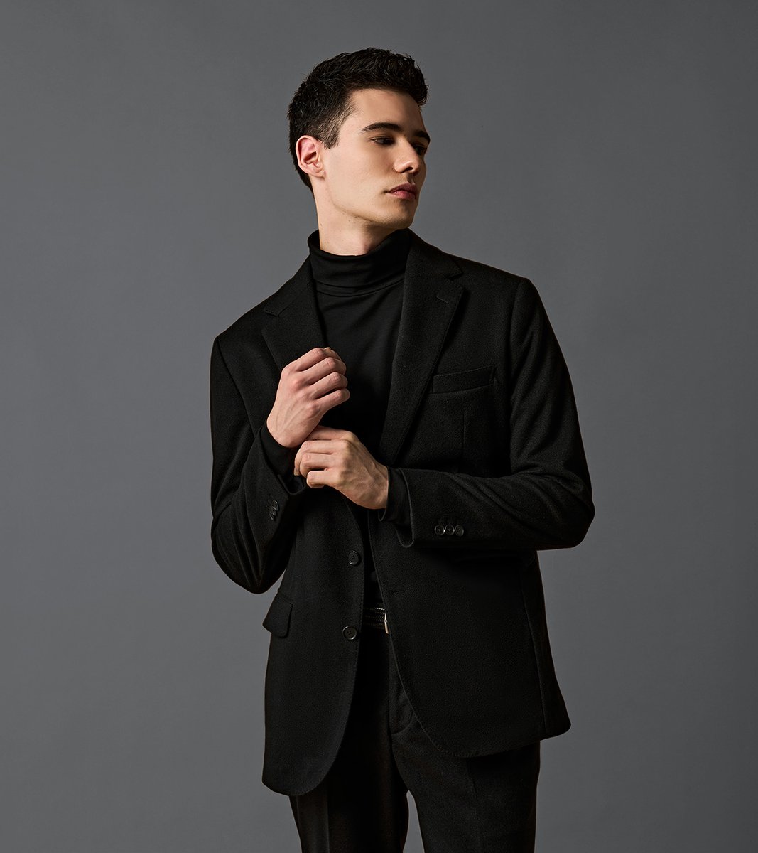 ビジカジに迷ったら、オールブラックの着こなしで解決☑️ 黒の