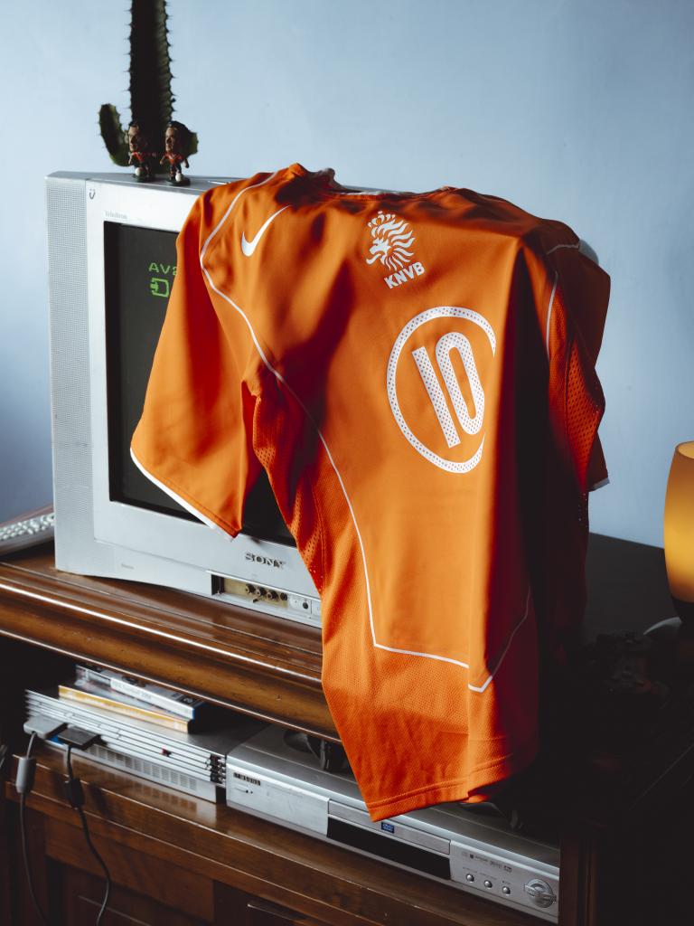 オランダ代表とNIKEは2004年「TOTAL 90」モデルの復刻版を発売すると