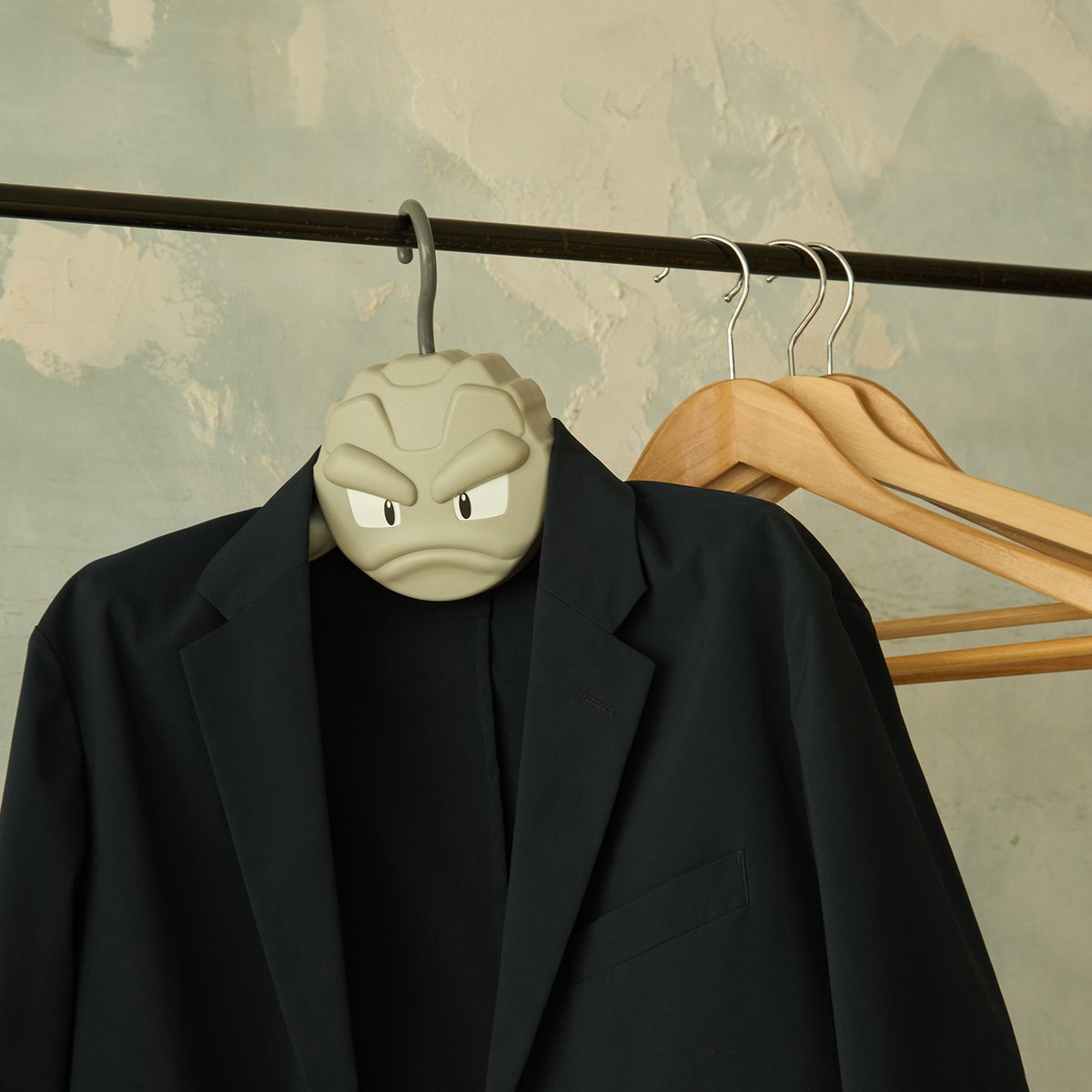 イシツブテのハンガーが登場 じわじわ来る…ポケセン新グッズシリーズ