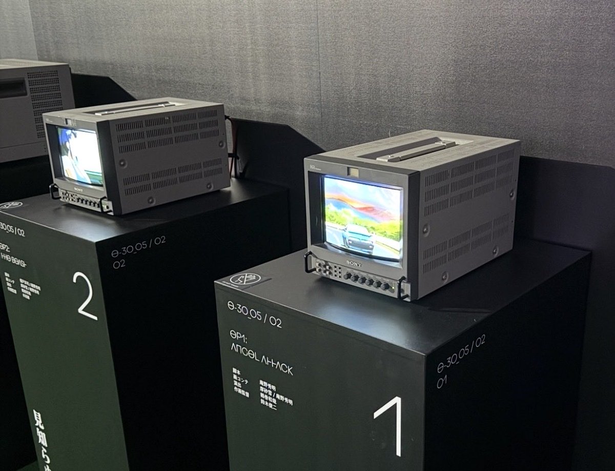 小さなブラウン管モニターが複数台並べられて、テレビ放送版が全話並行