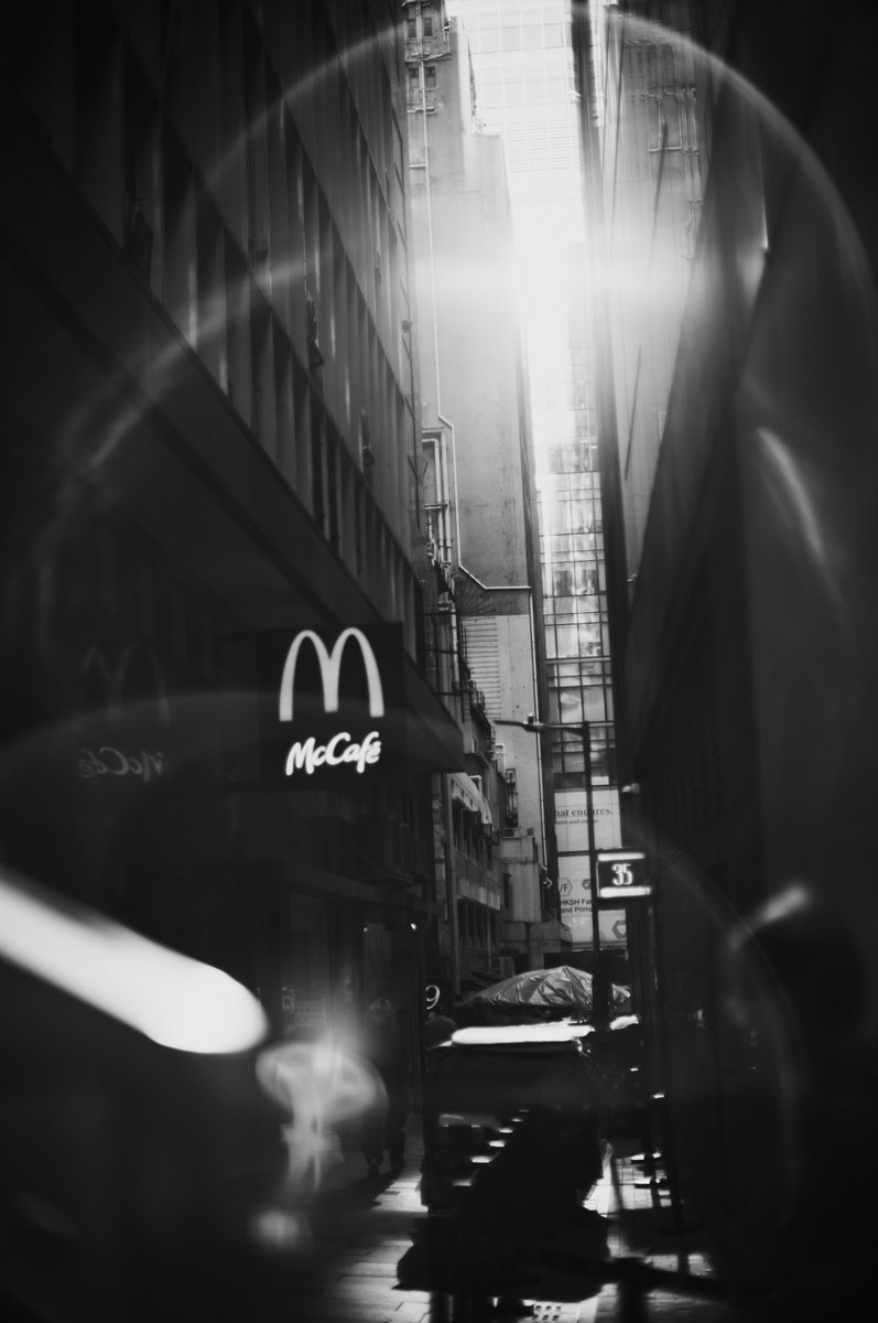 写真展 香港 に展示中の #モジグラフ ノクチルックス f1 のモノクロ