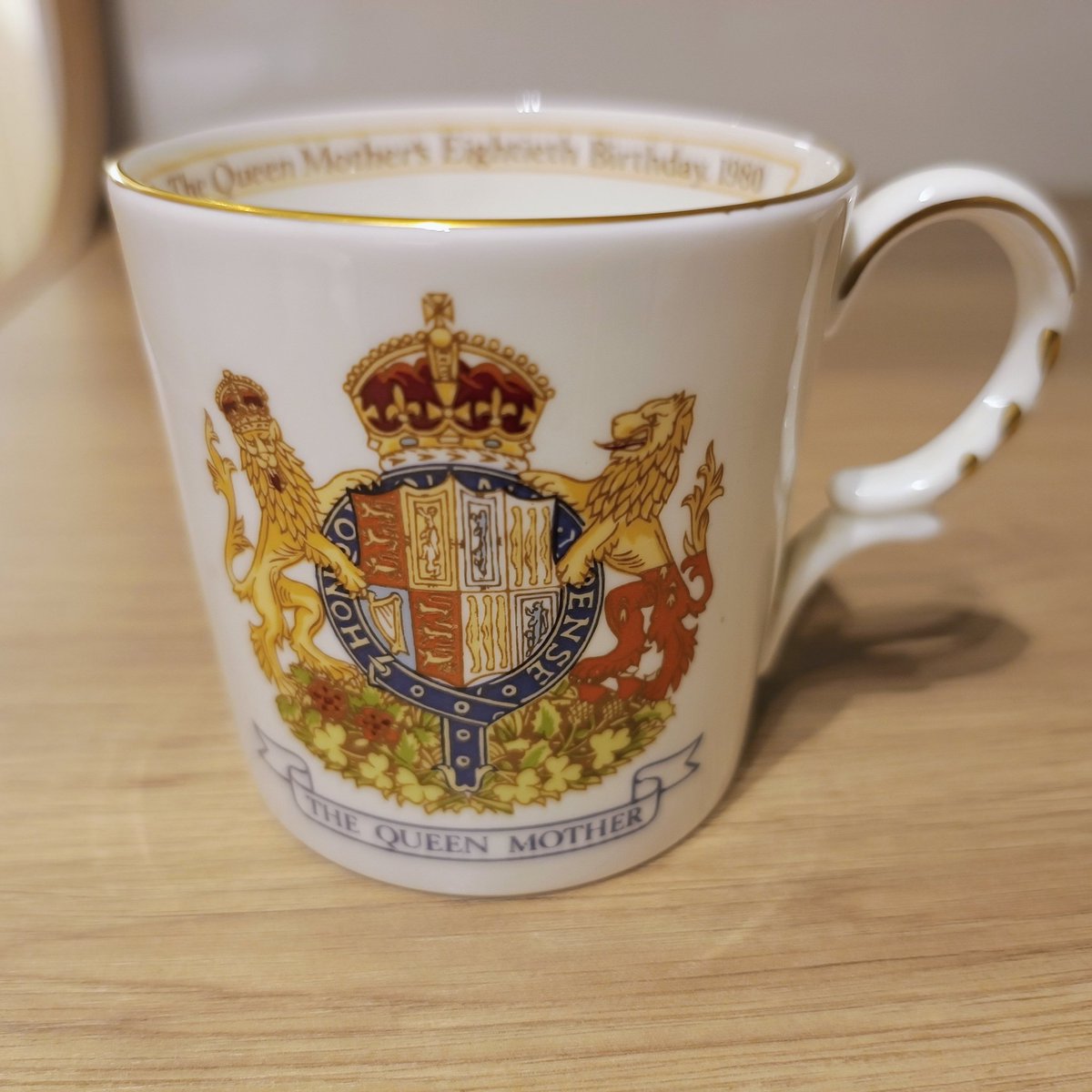 皇太后様80歳記念のカップ。1980年製らしい。クイーンマザーの物は