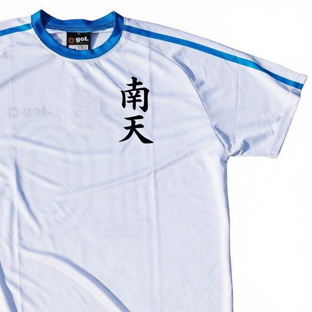 スタッフが着てる「背番号10」のTシャツ、良いアイディアよなーと