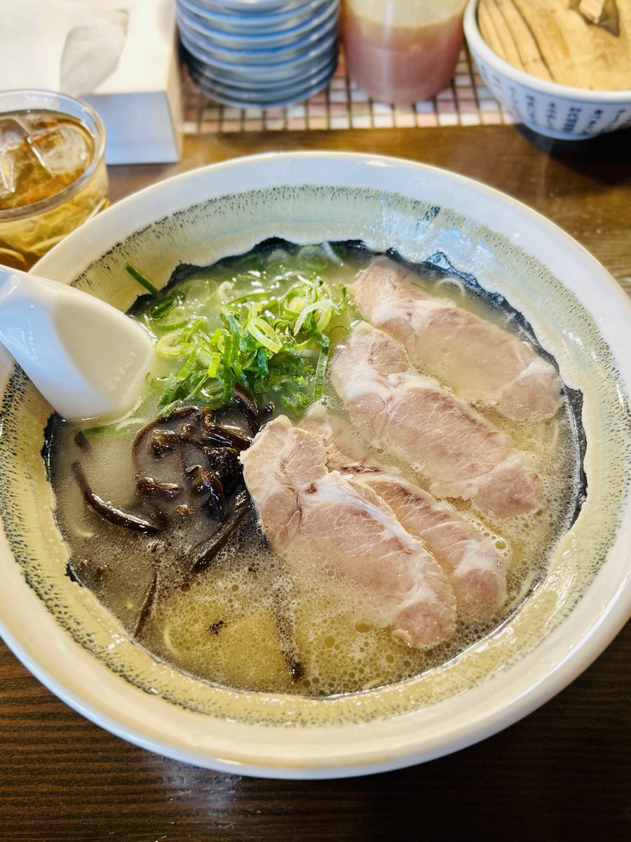 水天宮前 博多ラーメンしばらく日本橋店 大判ラーメン＋高菜 店内は豚