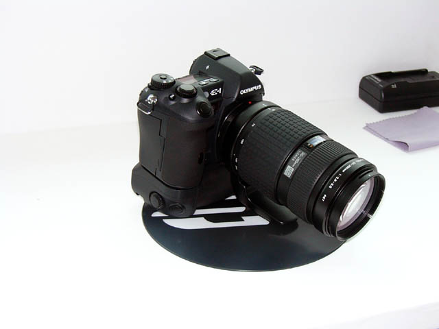 オリンパス、レンズ交換式一眼レフデジカメ「E-1」