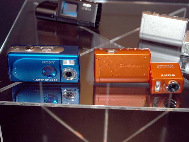 ソニー、サイバーショットUの回転レンズモデル「DSC-U50」
