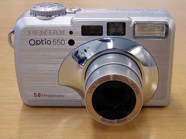 ペンタックス、500万画素/光学5倍ズーム搭載の「オプティオ550」