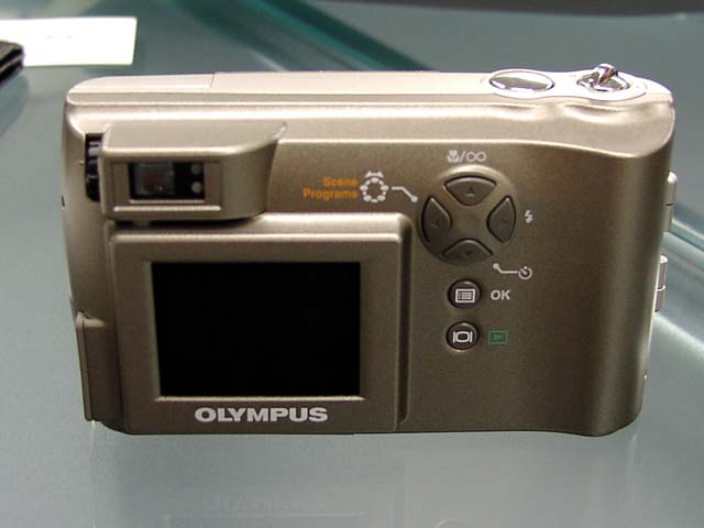 オリンパス、光学8倍ズーム300万画素「C-720 Ultra Zoom」