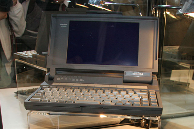 東芝ノートPC 20周年記念発表会で展示された歴代ポータブルPC