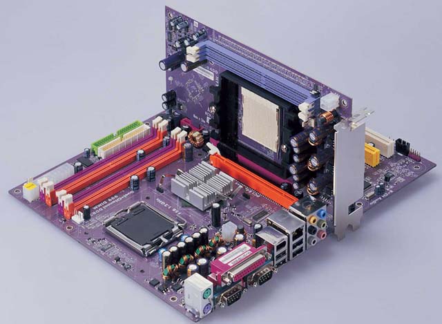 ECS、AMD/Intel両対応のSiSチップセット採用マザー