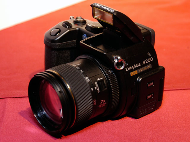 コニカミノルタ、手ぶれ補正付き光学7倍ズーム機「DiMAGE A200」