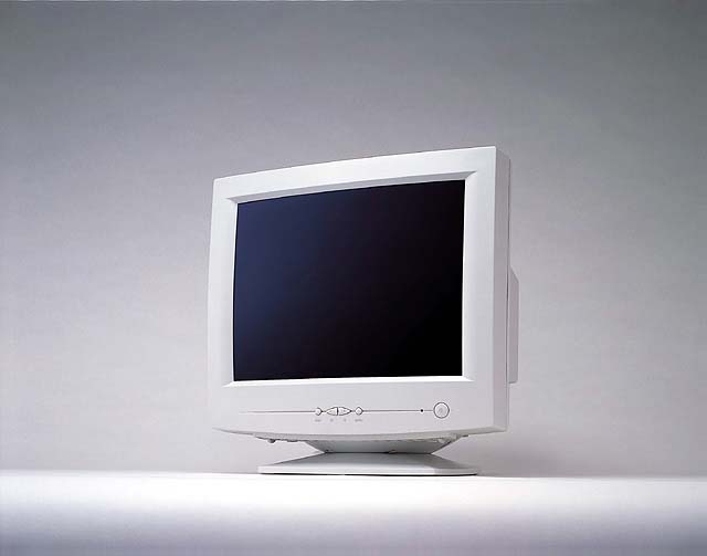 飯山、3万円を切る17インチCRTディスプレイ