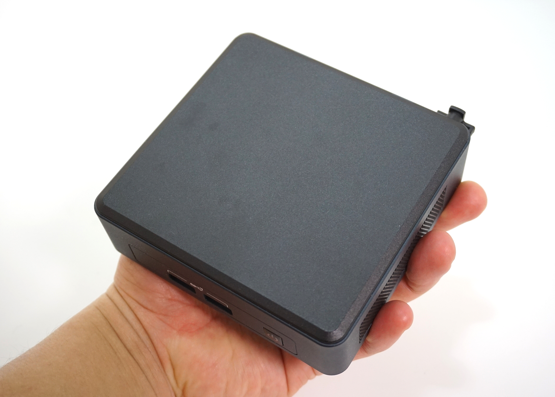 Hothotレビュー】手のひらサイズでリッチな超小型PC「NUC 11 Pro」。第