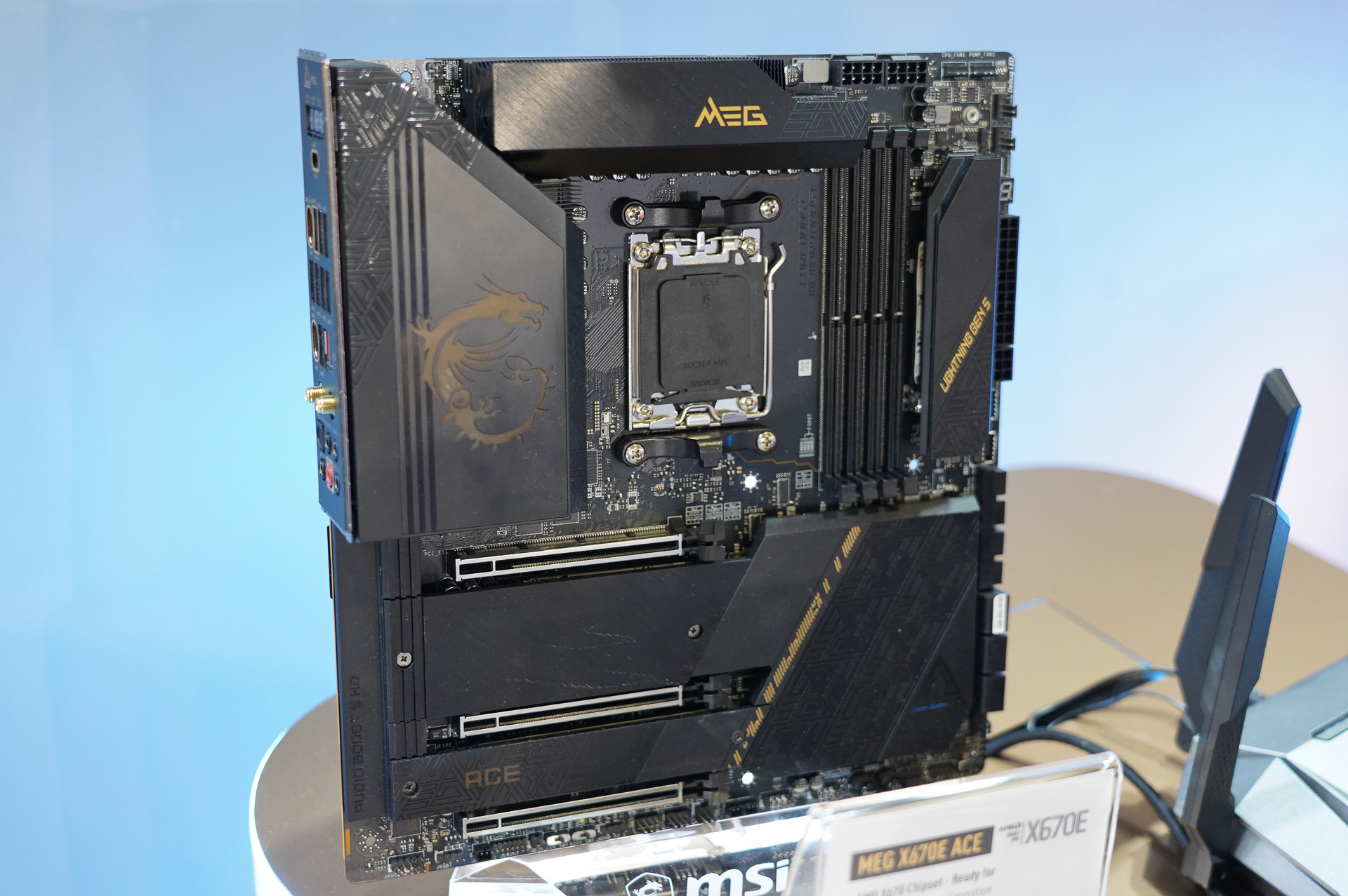 MSI、PCIe 5.0 x16が3スロットのSocket AM5マザーボード「MEG X670E