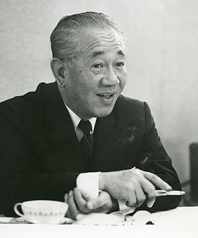源氏鶏太（1912～1985） : 著名人の墓巡り～昭和の偉人と出会う旅～