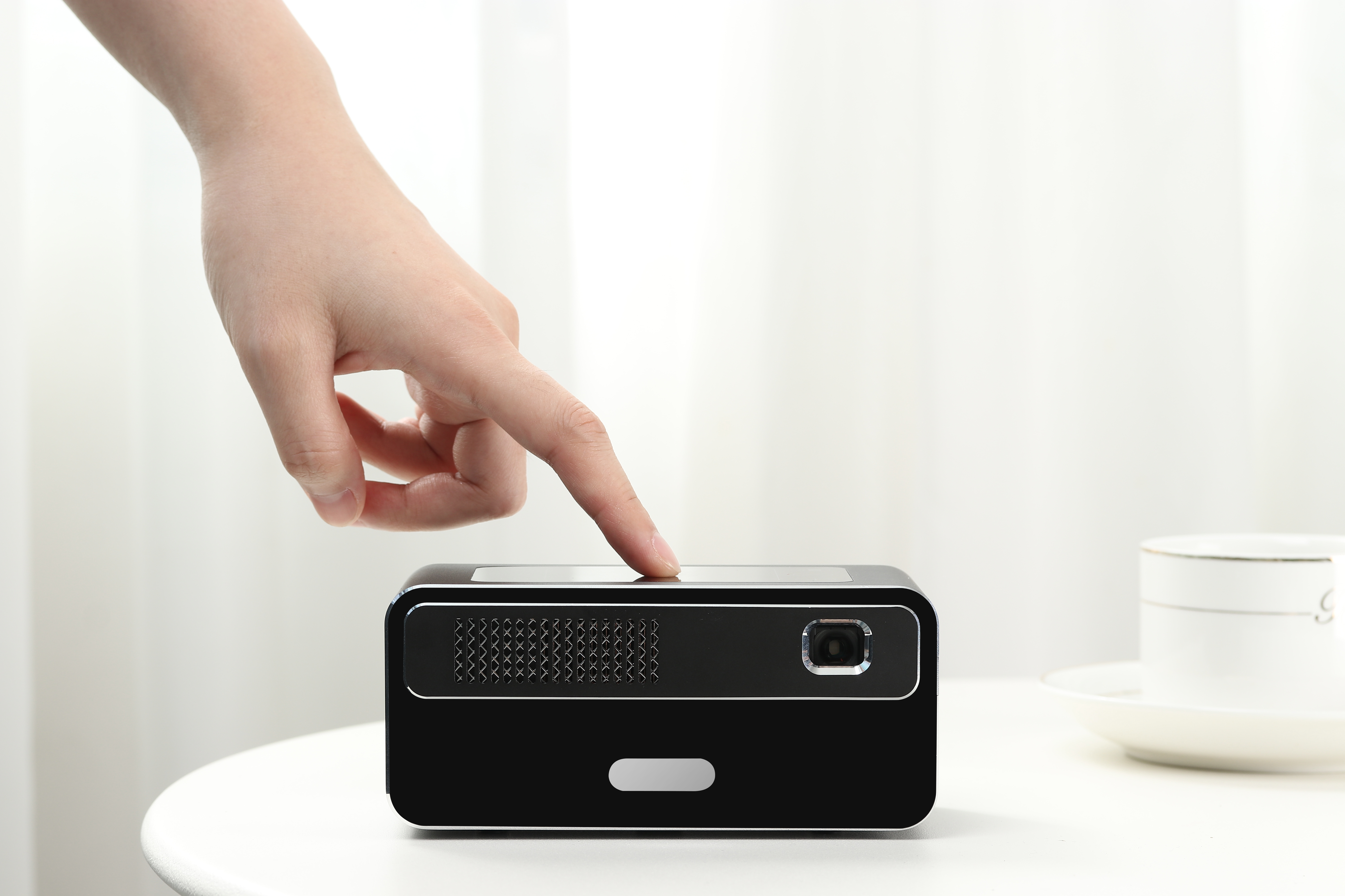 指一本でらくらく操作 タッチパネル搭載】 – モバイルプロジェクター