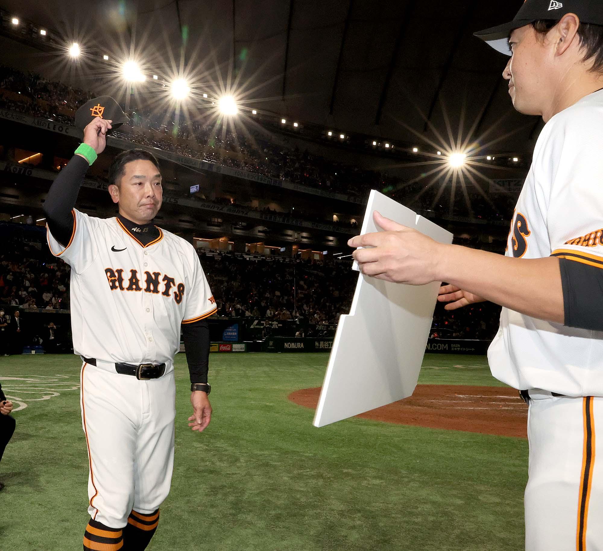 阿部慎之助監督の初勝利記念グッズ第1弾を発売 | 読売ジャイアンツ