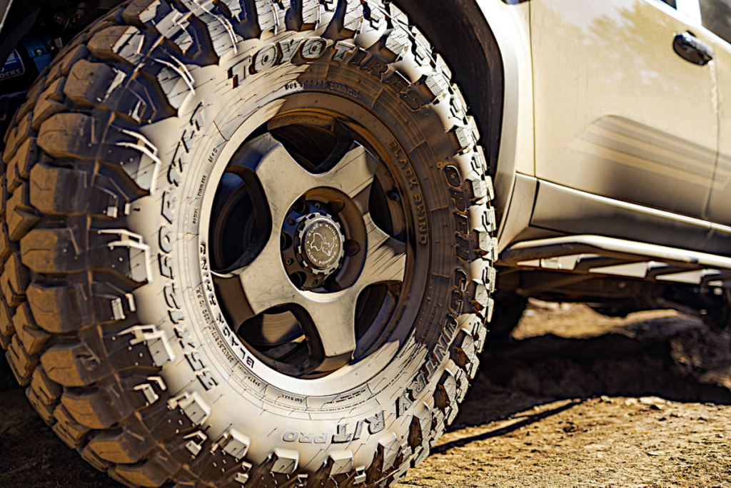 ランドクルーザー250 × ブラックライノ SOL BR031 17インチ - プラド