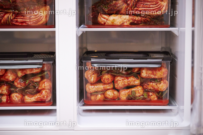 キムチの入った冷蔵庫 キムチ冷蔵庫の写真素材 [207660389]｜毎月1点