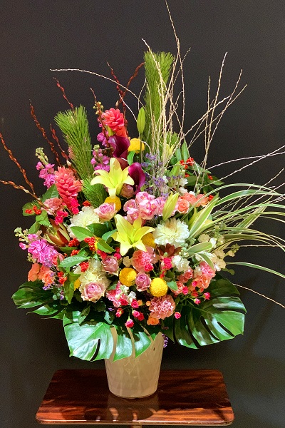 ピンクの鮮やかなコントラストが美しい豪華アレンジメントフラワー