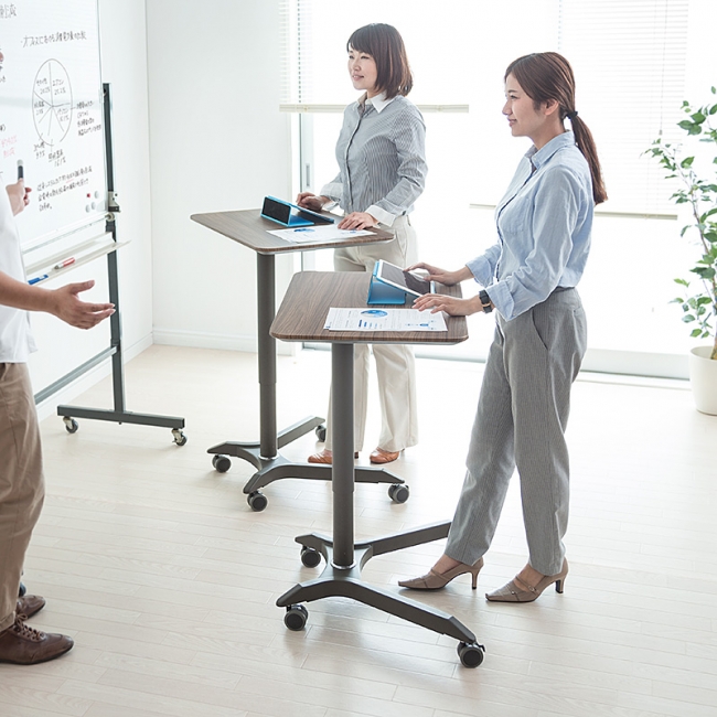 立っても座っても使えるガス圧式上下昇降スタンディングデスクを6月7日