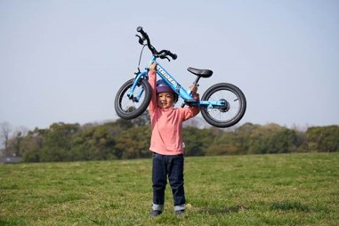 着脱式ペダルで簡単に自転車に乗れるようになる！！「STRIDER 14x」に