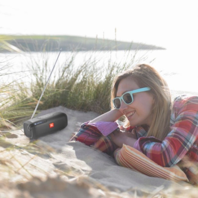 JBL初のワイドFM対応ポータブルBluetoothスピーカー登場！ 電源を