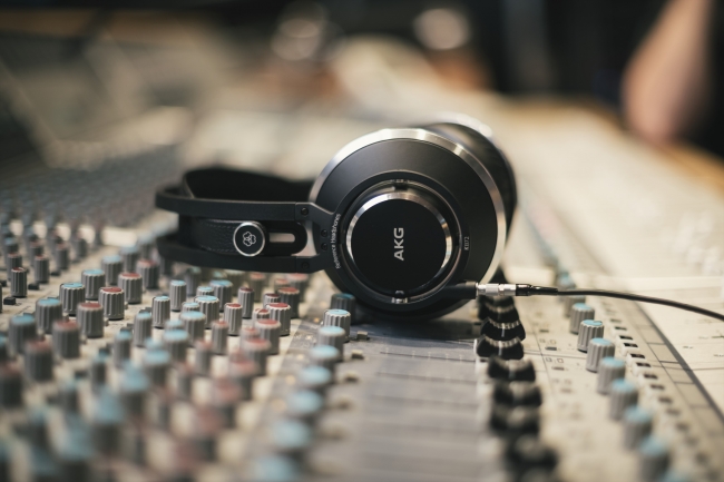 ハイレゾリューションの広帯域かつ高密度な音声信号を精確に再生する