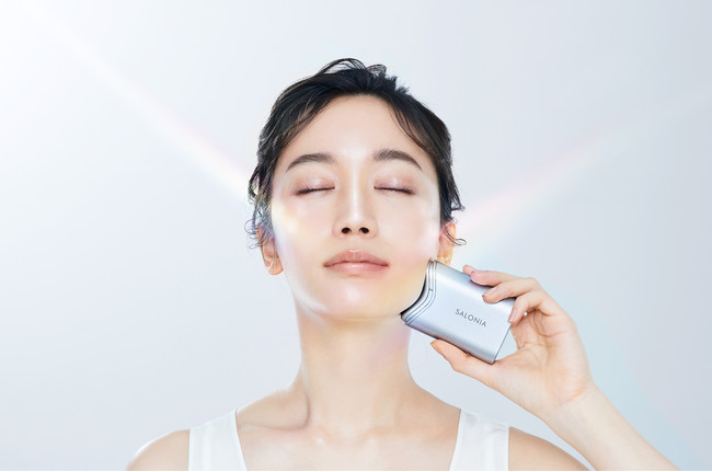 まるでエステ、たった5分、グイっと引き上げリフトケア*美顔器！ RF