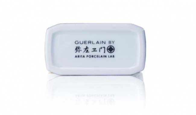 100年近く愛され続けるゲランの名香と、創業400年の有田焼が