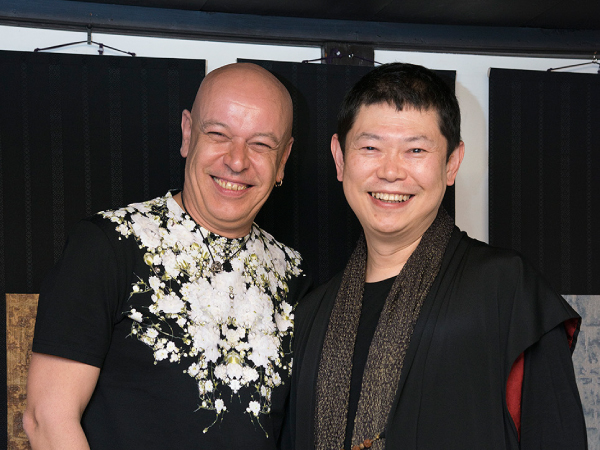 日仏のコラボレーションが生む、伝統と革新のエレガンス。レザーに金箔