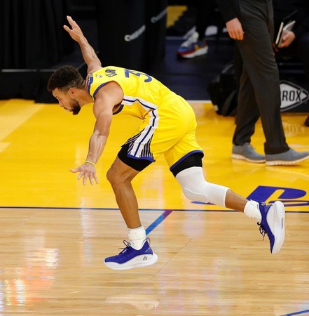 アンダーアーマーステフィン・カリーの62得点を記念したカリーフロー8