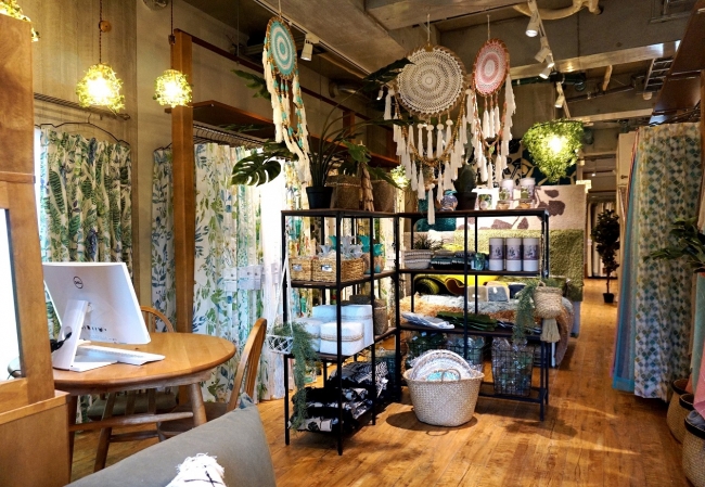 日本初！ECの「びっくりカーテン」がカーテンの着せ替えを楽しめる新