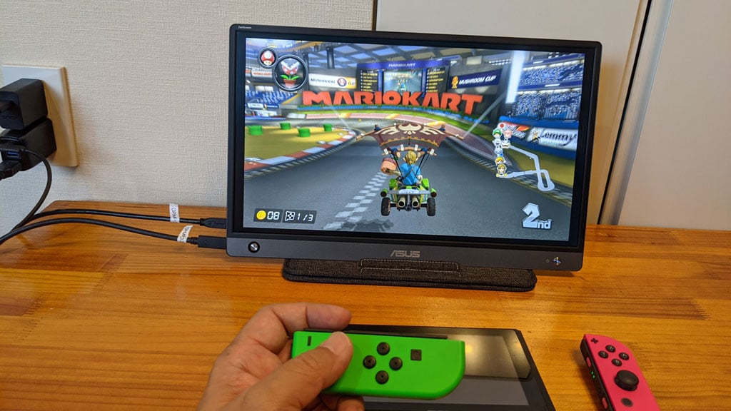 薄型で縦置きにも便利なスリーブケースが付属する15.6型モバイル