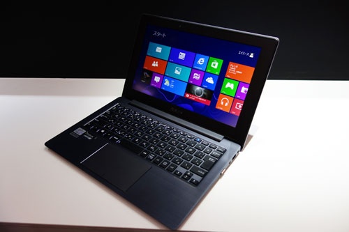 ASUSが裏表2画面の“変態” Ultrabook『ASUS TAICHI』を12月発売 13万