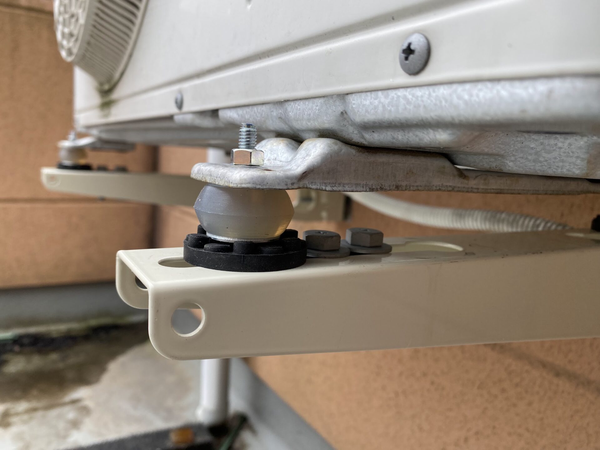 防振ゴムは効果なし！エアコン室外機の振動による騒音を完全にシャット